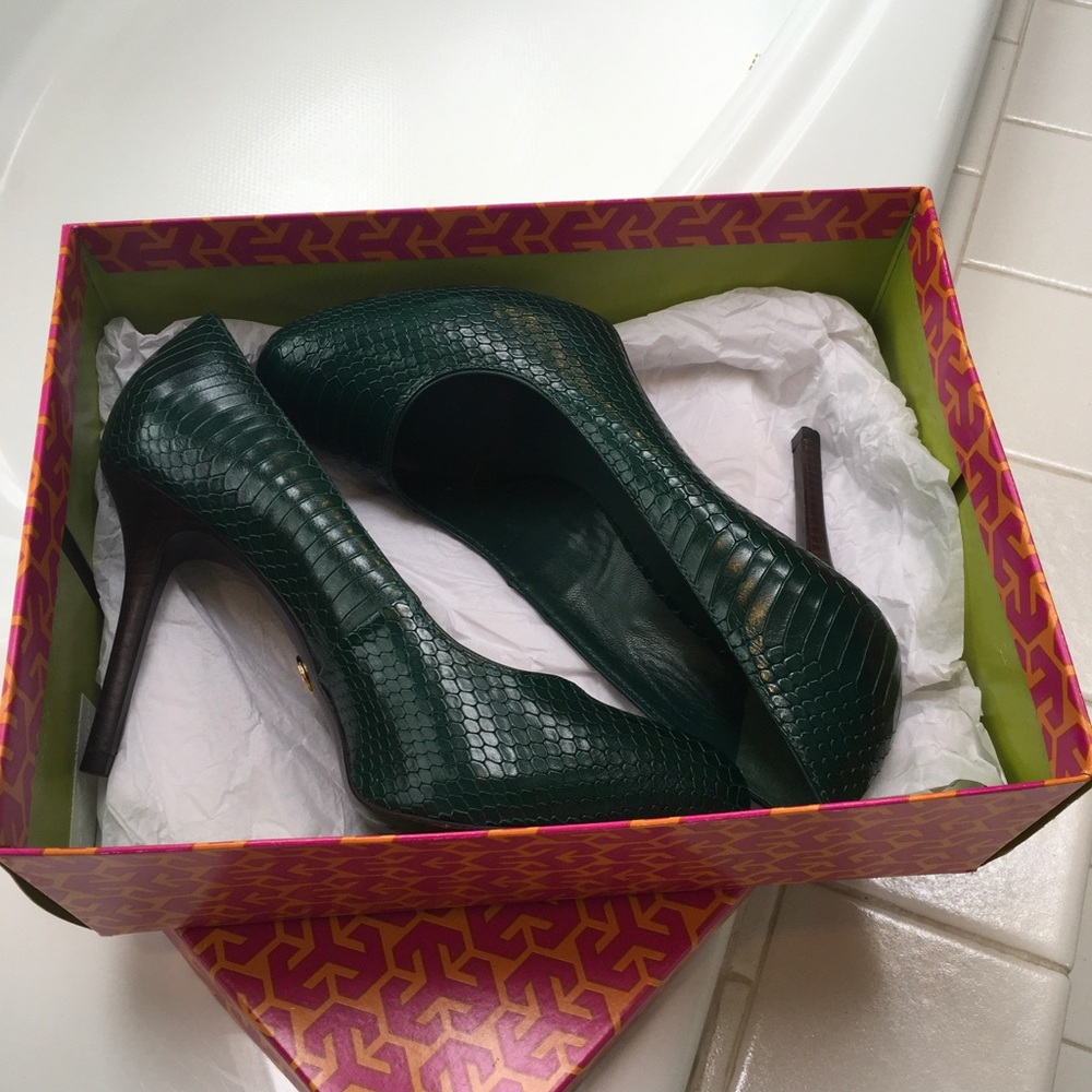 Authentic Tory Burch leather pumps